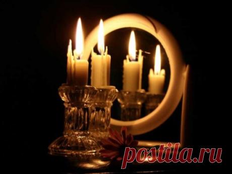 Ритуалы и заговоры с зеркалом. 
 
Ритуал «Притягивающий деньги». 
Вам потребуется купить три свечи, но не белого, а зеленого цвета. Зеленый цвет, как вы уже знаете, связан с процветанием и благосостоянием.