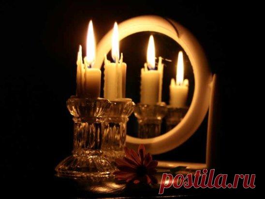 Ритуалы и заговоры с зеркалом. 
 
Ритуал «Притягивающий деньги». 
Вам потребуется купить три свечи, но не белого, а зеленого цвета. Зеленый цвет, как вы уже знаете, связан с процветанием и благосостоянием.