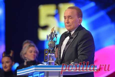Популярный комик назвал идеального ведущего КВН на замену Маслякову. Известный российский комик и обзорщик КВН Денис Косяков назвал идеального ведущего для программы на замену Александру Маслякову. «Вот такой ведущий у КВН и должен быть. Молодой, бодрый, с позитивом во взгляде», — описал Косяков этого шоумена, а также похвалил его за обаяние.