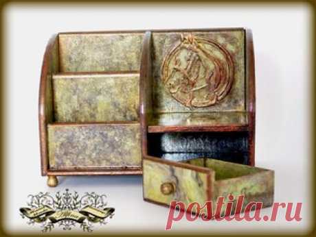 Настольный органайзер "Охота"
Предмет исполнен в технике декупаж, с использованием приемов имитации слоистых камней (в данном случае ОНИКС), трафаретной и ручной росписи.