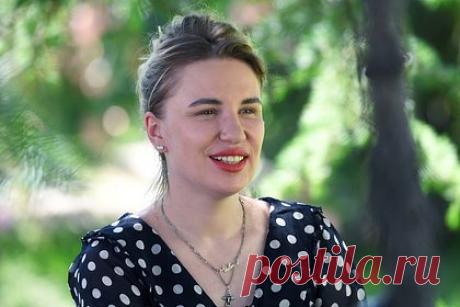 Валерия Гай Германика объявила о разводе с супругом. Российский кинорежиссер Валерия Гай Германика объявила о разводе со своим супругом, бизнесменом Денисом Молчановым, после четырех лет брака. Кинематографистка эмоционально высказалась о расставании в социальных сетях, а также призвала журналистов не задавать ей вопросов, добавив, что собирается снять фильм о себе.