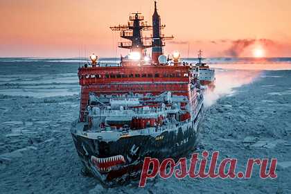 В России построят пять ледоколов до 2033 года. Вспомогательный флот ВМФ России получит пять новых ледоколов до 2033 года. Постройку новых кораблей предусматривает программа развития флота. Также ВМФ получит три универсальных корабля. Это повысит возможности вспомогательного флота по снабжению гарнизонов на Крайнем Севере.