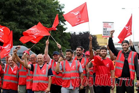 Рабочие крупнейшего порта Великобритании вышли на забастовку. Рабочие крупнейшего порта Великобритании вышли на забастовку из-за отказа повысить им зарплаты в соответствии с темпами инфляции. В акции протеста участвуют почти две тысячи человек: машинисты кранов, докеры-механизаторы и грузчики. Британский профсоюз Unite сообщал, что забастовка продлится с 21 по 29 августа.