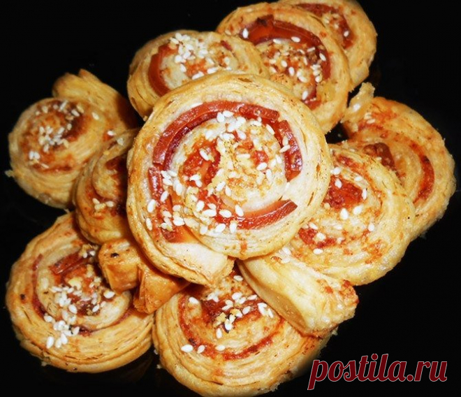 Простая и гениальная идея
Слоеное тесто разморозить, немного раскатать, выложить по всей площади тонкие ломтики ветчины, сверху сыр, по желанию, можно тесто смазать кетчупом . Свернуть в рулет, нарезать на бочоночки толщиной 2-3 см, сверху посыпать приправой( если любите) или кунжутом. Отправить в разогретую до 180-200 градусов духовку на 20-30 минут( смотрите по готовности)