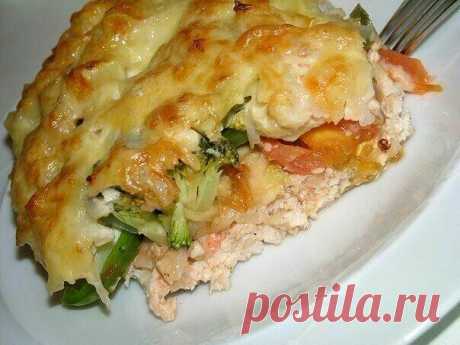 ​​"Запеканка из овощей и куриного фарша"

Всё гениальное просто !!!

- 500 гр куриного фарша
- 1 большую луковицу
- 2 помидора
- 1 сладкий перец
- 1 картфелина
- 3-4 столовые ложки сметаны
- 1 столовая ложка оливкового или подсолнечного масла
- тёртый твёрдый сыр

Что делать: ?

 Лук измельчить в блендере или через мясорубку, можно просто ножом мелко порубить. Перемешать с куриным фаршем, посолить и поперчить на вкус.

 Затем массу выложить в блюдо, в котором вы собираетес...