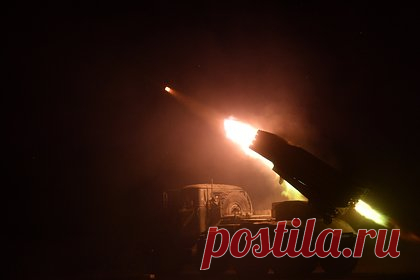 Минобороны рассказало о наступлении российских войск на донецком направлении. Вооруженные силы (ВС) России продолжили наступление на донецком направлении. Об этом сообщил журналистам официальный спикер Минобороны генерал-лейтенант Игорь Конашенков. По словам представителя МО, во время наступления российские войска нанесли поражение бойцам воздушно-десантных войск Украины.