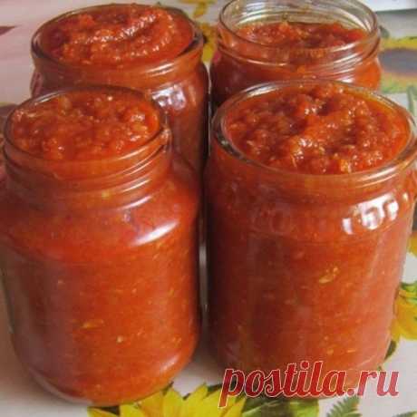 АДЖИКА ИЗ КАБАЧКОВ
Нашла очень вкусный рецептик. Вот делюсь.

Ингредиенты:
Кабачки - 3 кг
Морковь - 500 гр
Перец сладкий - 500 гр
Чеснок - 5 головок
Помидоры - 1,5 кг
Красный перец молотый - 2,5 ст.л
Сахар - 100 гр
Соль - 2 ст.л.
Масло растительное - 200 гр ⠀

Приготовление:
1. Помидоры измельчить в мясорубке.
2. Кабачки очистить от кожи и тоже пропустить через мясорубку. Следующим на очереди - сладкий перец, за ним - морковь.
3. Выдавить чеснок или измельчить в ступке.
4....