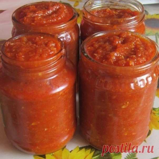 АДЖИКА ИЗ КАБАЧКОВ
Нашла очень вкусный рецептик. Вот делюсь.

Ингредиенты:
Кабачки - 3 кг
Морковь - 500 гр
Перец сладкий - 500 гр
Чеснок - 5 головок
Помидоры - 1,5 кг
Красный перец молотый - 2,5 ст.л
Сахар - 100 гр
Соль - 2 ст.л.
Масло растительное - 200 гр ⠀

Приготовление:
1. Помидоры измельчить в мясорубке.
2. Кабачки очистить от кожи и тоже пропустить через мясорубку. Следующим на очереди - сладкий перец, за ним - морковь.
3. Выдавить чеснок или измельчить в ступке.
4....