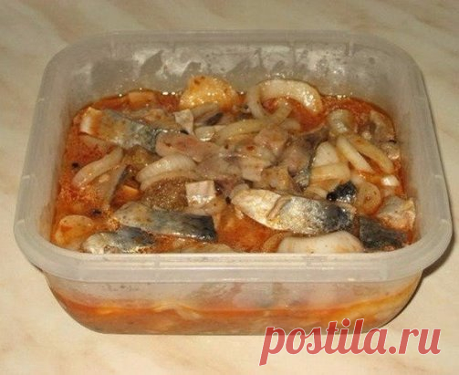 Сельдь по-корейски !  Не забудьте поделиться рецептом с друзьями и поставить класс что бы не потерять рецепт.
Ингредиенты: 
Килограмм свежей или замороженной сельди 
Пять луковиц (можно взять больше) 
80 мл. уксуса (я делала 9%...но в следующий раз сделаю 6 %) 
Полстакана растительного масла 
Чайная ложка душистого перца-горошка 
Две чайных ложки красного молотого перца 
Столовая ложка томатной пасты 
Столовая ложка соли (без горки) 
Приготовление: 
Растительное масло и томатную пасту смешат