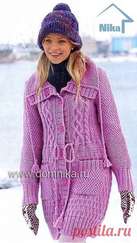 Пальто из пряжи розового цвета.