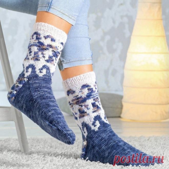 Носки спицами с мотивом &laquo;Волны&raquo;