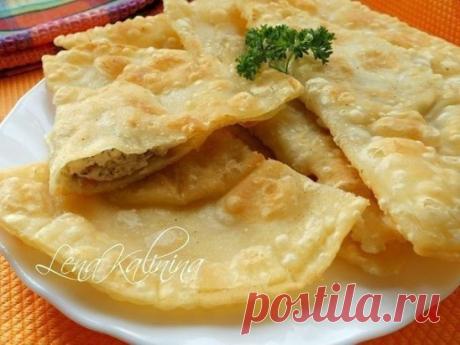 Самые вкусные чебуреки.
Рецепт этих чебуреков для меня - находка! Во-первых, тесто замешивается обычной вилкой без помощи рук. Во-вторых, посуда остается чистой! И в-третьих, чебуреки получаются сказочно вкусными, хрустящими, пузырчатыми и сочными внутри! Очень рекомендую!
Вам потребуется:
мука - 3 стакана (емкость - 250 мл);
вода холодная - 1 стакан;
маргарин сливочный - 125 г;
фарш мясной - 450 г;
лук репчатый - 1-2 шт.;
соль, перец черный молотый - по вкусу;
специи для ...