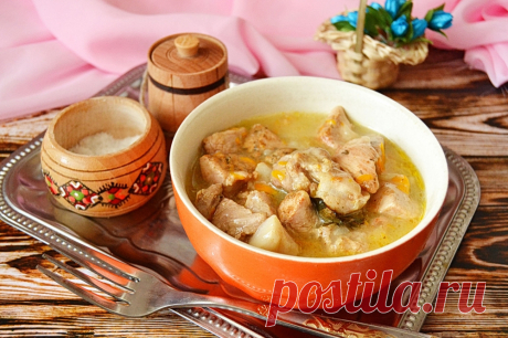 Как сделать мясную подливу Мясная подливка — это самое простое и популярное блюдо, которое можно приготовить на каждый день. Это блюдо легко поделить на порции, и хватит его на большое количество людей. Готовить подливу можно из любого мяса. Говядина будет вариться дольше, свинина и курица — быстрее. Необязательно использовать филе, подойдет даже мясо с косточкой. 

Загустим подливу мы при помощи муки. Если хотите, чтобы блюдо было еще более полезным, то вместо пшеничной м...