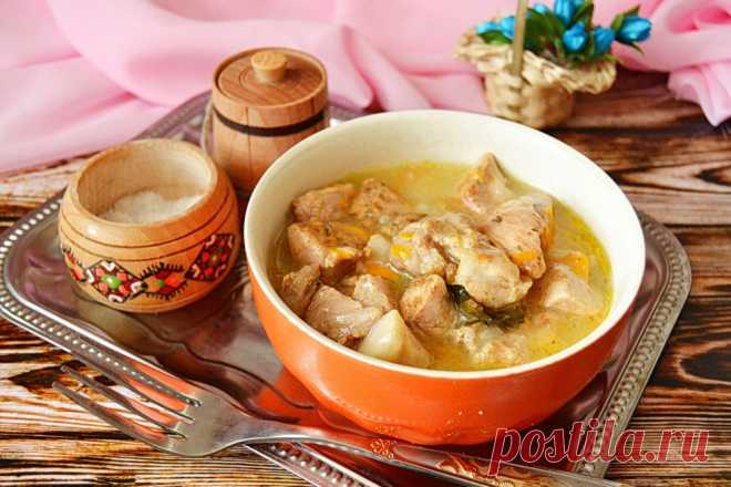 Как сделать мясную подливу Мясная подливка — это самое простое и популярное блюдо, которое можно приготовить на каждый день. Это блюдо легко поделить на порции, и хватит его на большое количество людей. Готовить подливу можно из любого мяса. Говядина будет вариться дольше, свинина и курица — быстрее. Необязательно использовать филе, подойдет даже мясо с косточкой. 

Загустим подливу мы при помощи муки. Если хотите, чтобы блюдо было еще более полезным, то вместо пшеничной м...