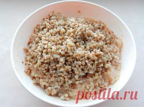 Гречаники.

Гречаники - блюдо украинской кухни, которое готовится из мясного фарша с добавлением вареной гречки. Пропорции фарша и гречки можно варьировать в зависимости от предпочтений. Гречаники можно готовить как обычные котлеты или тушить в соусе, тогда они будут мягче и сочнее. Особенно хорош рецепт гречаников с грибным соусом, но и другие соусы тоже хорошо подходят. Я приготовила гречаники с домашним томатным соусом, получилось очень вкусно, сочно и ароматно.

Для пр...