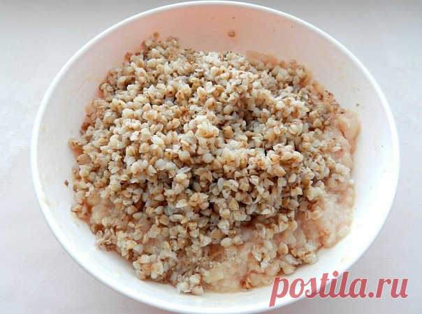 Гречаники.

Гречаники - блюдо украинской кухни, которое готовится из мясного фарша с добавлением вареной гречки. Пропорции фарша и гречки можно варьировать в зависимости от предпочтений. Гречаники можно готовить как обычные котлеты или тушить в соусе, тогда они будут мягче и сочнее. Особенно хорош рецепт гречаников с грибным соусом, но и другие соусы тоже хорошо подходят. Я приготовила гречаники с домашним томатным соусом, получилось очень вкусно, сочно и ароматно.

Для пр...