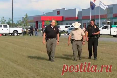 В США работник завода открыл стрельбу и убил двух женщин. В американском штате Индиана работник завода открыл огонь по коллегам и убил двух женщин. Стрельба произошла в городе Франкфурт на северо-востоке США, на автостоянке около завода, выпускающего автомобильные кресла. После атаки мужчина сел в машину и попытался скрыться, но его быстро задержала полиция.