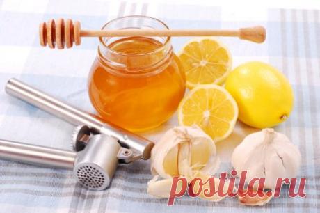 4 рецепта для быстрого выздоровления Для лечения гриппа в нашем арсенале существует множество способов. Среди прочих особой популярностью пользуется методика лечения гриппа народными средствами – пожалуй, самая ароматная, иногда вкусная, а иногда и наоборот, но всегда натуральная терапия против вирусных заболеваний. Рецепт 1: прогнать грипп за одну ночь Врачи утверждают, что избавиться от гриппа за одни сутки невозможно. А вот приверженцы лечения гриппа народными средствами иного мнения. И…