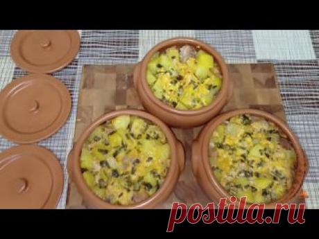 Рецепт сочного мяса с овощами в глиняных горшочках. Мясо свиное.Лук репчатый.Морковь.Капуста брокколи.Масло сливочное.Соль по вкусу.Перец душистый.Перец черный горошком.Лавровый лист.Кориандр.Сыр3 столовых ложки сметаны, вода, специи, соль по вкусу, лук зеленый, чеснок сушёный.Готовим при температуре 170С, 60 минут.