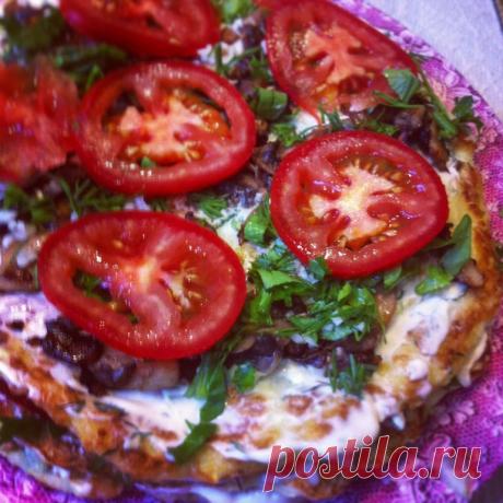 Кабачковый многослойный пирог с шампиньонами и томатами.