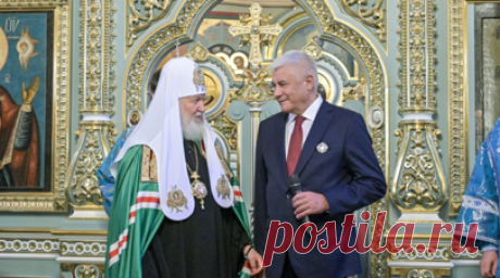 Колокольцев принял участие в церемонии освящения Знаменского храма в Москве. Освящение храма иконы Божией Матери «Знамение» при Главном управлении МВД России по городу Москве состоялось 10 декабря в Тверском районе столицы. В церемонии принял участие министр внутренних дел России Владимир Колокольцев. Читать далее