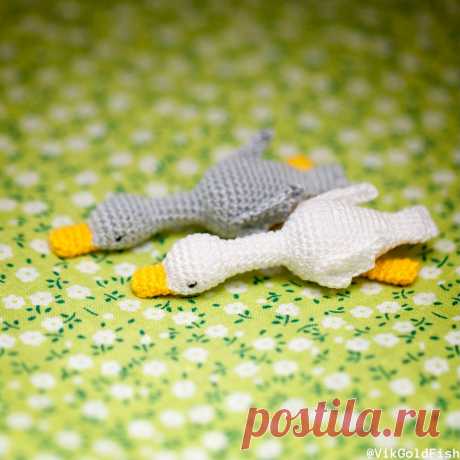 PDF Мини Гусик крючком. FREE crochet pattern; Аmigurumi toy patterns. Амигуруми схемы и описания на русском. Вязаные игрушки и поделки своими руками #amimore - гусь из обычной пряжи, маленький гусёнок для куклы.