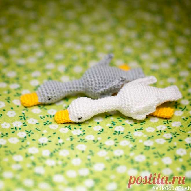 PDF Мини Гусик крючком. FREE crochet pattern; Аmigurumi toy patterns. Амигуруми схемы и описания на русском. Вязаные игрушки и поделки своими руками #amimore - гусь из обычной пряжи, маленький гусёнок для куклы.