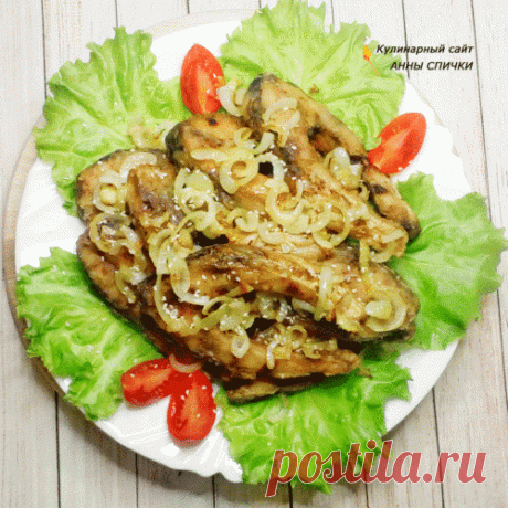 Жареный карп с луком на сковороде, с хрустящей корочкой