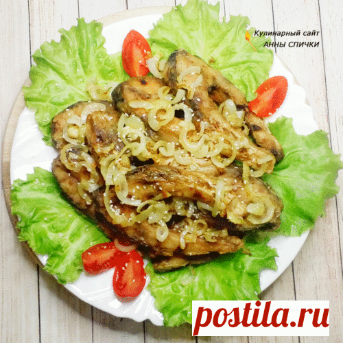 Жареный карп с луком на сковороде, с хрустящей корочкой