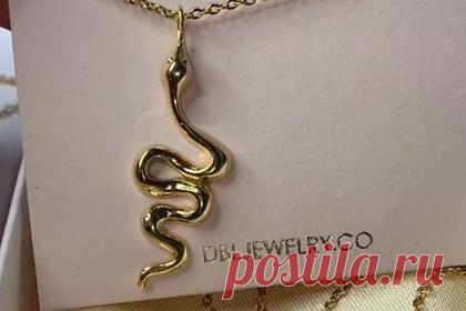 Девушка нашла необычный способ отомстить подруге за секс со своим возлюбленным. Анонимная девушка нашла способ отомстить бывшей лучшей подруге с помощью украшения за сексуальную связь со своим молодым человеком. Она обратилась к ювелиру с просьбой изготовить необычное ожерелье ко дню рождения подруги. Речь шла о золотистой подвеске с гравировкой «Валентина, можешь забрать мои объедки».