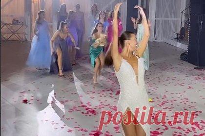 Загитова поймала букет на свадьбе своего хореографа. Олимпийская чемпионка по фигурному катанию 2018 года Алина Загитова поймала букет на свадьбе тренера группы Этери Тутберидзе Даниила Глейхенгауза и журналистки Ольги Паутовой. После этого она совершила реверанс и обернулась в сторону стоявшей позади нее фигуристки Анны Щербаковой, а также обнялась с невестой.