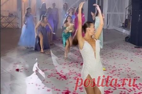 Загитова поймала букет на свадьбе своего хореографа. Олимпийская чемпионка по фигурному катанию 2018 года Алина Загитова поймала букет на свадьбе тренера группы Этери Тутберидзе Даниила Глейхенгауза и журналистки Ольги Паутовой. После этого она совершила реверанс и обернулась в сторону стоявшей позади нее фигуристки Анны Щербаковой, а также обнялась с невестой.