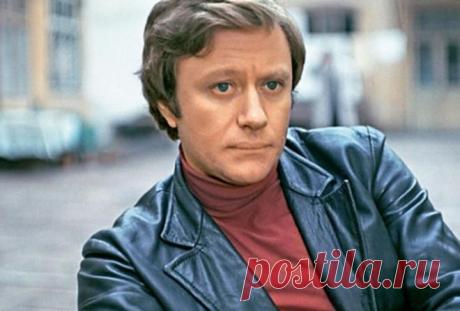 Любимец дам Андрей Миронов Миронов родился 7 марта, но родители решили: «Запишем восьмого. Будет подарок для женщин».Андрей Миронов родился в семье Марии Владимировны Мироновой и Александра Менакера. Пути его родителей пересекл...