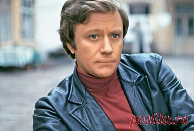 Любимец дам Андрей Миронов Миронов родился 7 марта, но родители решили: «Запишем восьмого. Будет подарок для женщин».Андрей Миронов родился в семье Марии Владимировны Мироновой и Александра Менакера. Пути его родителей пересекл...