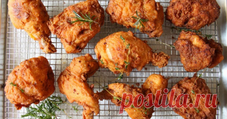 Курица в кляре — вкусные рецепты хрустящих крылышек, ножек и отбивных - Ящик Пандоры Курица в кляре готовится разными способами, а результат всегда идеальный. Крылышки, ножки или филе удаются нежными, румяными и ароматными. Для приготовления блюда нужно лишь определить для себя лучший рецепт теста, который поможет сотворить отменное угощение. Как сделать кляр для курицы? Самый простой кляр для курицы готовится из тройки базовых ингредиентов – яиц, муки и молока и дополняют […]