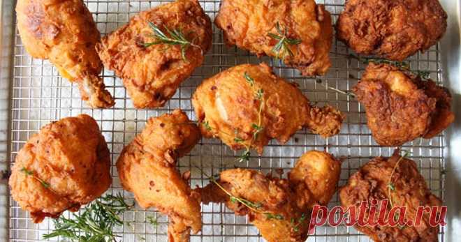 Курица в кляре — вкусные рецепты хрустящих крылышек, ножек и отбивных - Ящик Пандоры Курица в кляре готовится разными способами, а результат всегда идеальный. Крылышки, ножки или филе удаются нежными, румяными и ароматными. Для приготовления блюда нужно лишь определить для себя лучший рецепт теста, который поможет сотворить отменное угощение. Как сделать кляр для курицы? Самый простой кляр для курицы готовится из тройки базовых ингредиентов – яиц, муки и молока и дополняют […]
