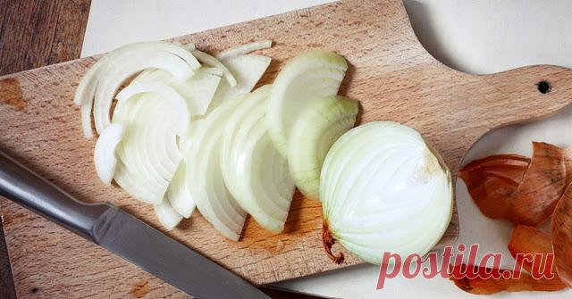 [Видео] Вот как почистить лук без слез   Попробуйте! Те из нас, кто любит готовить и готовят часто, знают, что очистить лук без слез является реальной проблемой. Но вы будете удивлены,