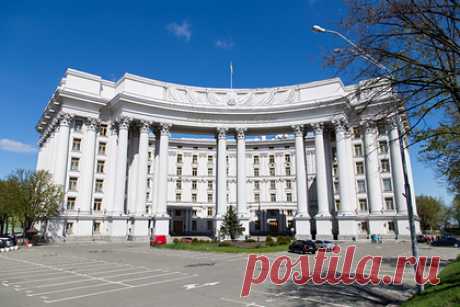 МИД Украины заявил об уничтожении инфраструктуры мирного процесса в Донбассе. Россия продолжает маскировать нежелание выполнять свои обязательства по Донбассу за «шумными выпадами» своих дипломатов и стремится уничтожить всю инфраструктуру мирного процесса. С такими обвинениями выступил спикер Министерства иностранных дел (МИД) Украины Олег Николенко.