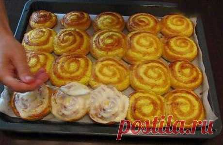 Cuib de viespi la cuptor - un desert rapid, delicios și aspectuos! - Bucatarul Vă prezentăm o rețetă de melcișori-cuiburi delicioși cu brânză de vaci. Este un desert deosebit de apetisant și aromat, ce creează impresia că se prepară foarte dificil. Venim să vă dovedim faptul că acesta poate fi pregătit chiar și de gospodinele începătoare. Obțineți o prăjitură deosebit de moale, dulce și aromată, ce cu siguranță nu va lăsa pe nimeni indiferent. Ingrediente pentru aluat – 35...