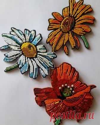 Чудо-поляна, обещание солнечного лета, любви и прогулок по лугам...Броши эти вышили руки и машинка, а жизнь вдохнули художник и вышивальщица #сказканаплече#украшеня #брошь #ручнаяработа #вышивка #бисер #стеклярус #жемчуг #авторскийпроект #сашагрузинова #embroidery #flowers #handmade #madewihtlove#beads #