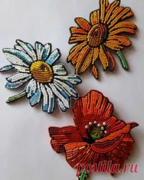 Чудо-поляна, обещание солнечного лета, любви и прогулок по лугам...Броши эти вышили руки и машинка, а жизнь вдохнули художник и вышивальщица #сказканаплече#украшеня #брошь #ручнаяработа #вышивка #бисер #стеклярус #жемчуг #авторскийпроект #сашагрузинова #embroidery #flowers #handmade #madewihtlove#beads #