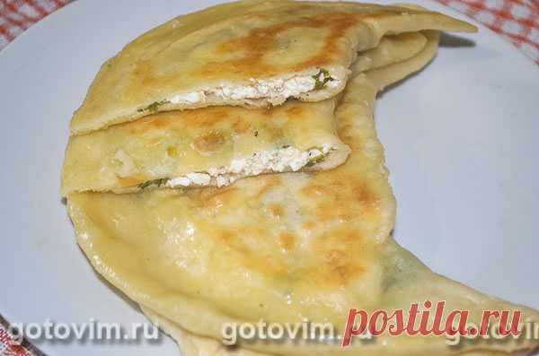 Кутабы с творогом и зеленью. Рецепт с фото Рецепт кутабов с творогом и зеленью встречается во многих кухнях народов Кавказа. Кутабы - это пироги или лепешки из пресного теста с различными начинками, приготовленные на сковороде. Чаще всего начинку для кутабов делают из зелени, но можно и из сыра, мяса или фасоли.  Рецептов много, все и не перепробуешь.