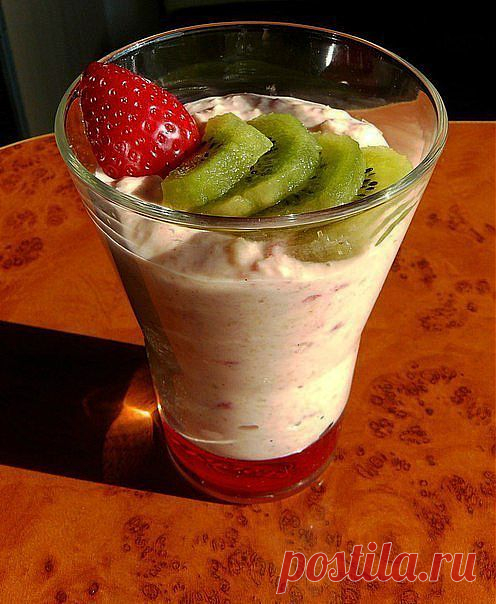 Утренний десерт из овсянки с клубникой и бананом.