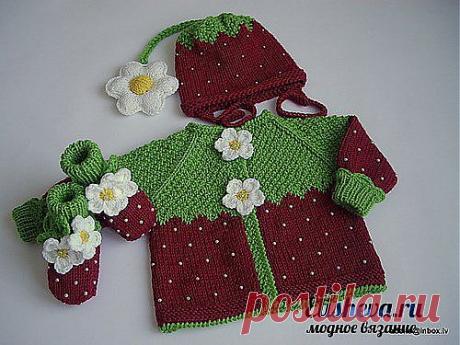Земляничный комплект для ребенка вязаный спицами и крючком