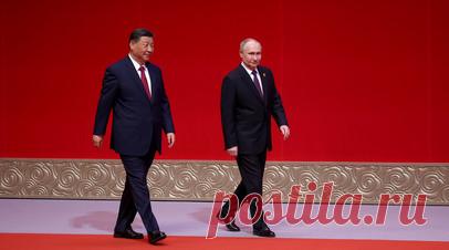 «Не изменять принципам и договорённостям»: эксперты — об исторической значимости новой эпохи в отношениях России и Китая. С 2 по 6 сентября 1994 года состоялся исторический визит в Россию председателя КНР Цзян Цзэминя. Многие считают его символической точкой отсчёта новой эпохи в отношениях двух стран. По итогам тех переговоров лидеры РФ и Китая подписали ряд документов, которые разрядили имевшуюся ранее напряжённость. Одним из важнейших направлений развития отношений Москвы и Пекина стала…