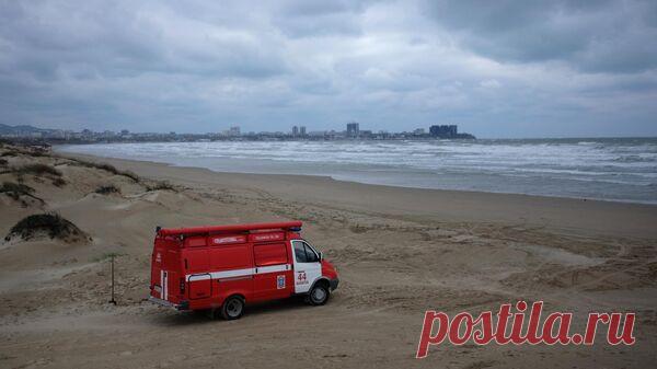 У Анапы после шторма выбросило на мель сухогруз под флагом Белиза