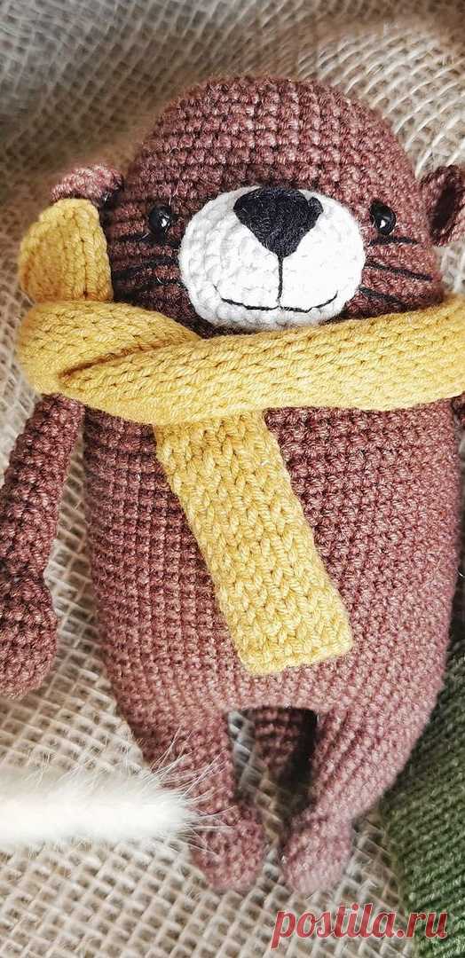 PDF Выдрик Бруно крючком. FREE crochet pattern; Аmigurumi animal patterns. Амигуруми схемы и описания на русском. Вязаные игрушки и поделки своими руками #amimore - выдра в шарфике, зверюшка, зверёк, животное.