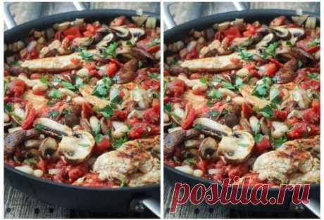 Запеченная сочная курица с ароматными грибами и томатной пастой Идеальный ужин! Ингредиенты: куриная грудка — 700 гшампиньоны — 300 гтоматная паста — 70 гполовина луковицывода — 100-150 млсоль, перец, зелень по вкусу Приготовление: Нарезаем куриное филе кусочками...