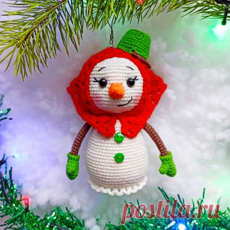PDF Снеговушка крючком. FREE crochet pattern; Аmigurumi toy patterns. Амигуруми схемы и описания на русском. Вязаные игрушки и поделки своими руками #amimore - снеговик к Новому году, новогодний снеговичок, снежная баба на ёлку, ёлочное украшение.