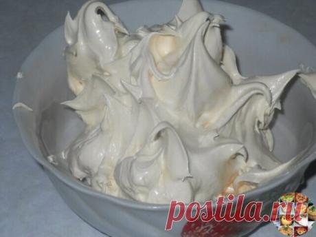Секрет густого крема из сметаны без загустителей для торта
Речь пойдет о магазинной сметане. Иногда даже самая жирная магазинная сметана при взбивании миксером с сахаром становится как молоко.
Настроение испорчено, как же таким кремом намазать торт, ведь все потечет.
Чтобы этого не произошло, делюсь с вами основными секретами.
Во первых: на несколько часов, а лучше всего на ночь, откинуть сметану на марлю, марлю положить на сито, сито поставить на любую миску и в холодильник. Лишняя жидкость с